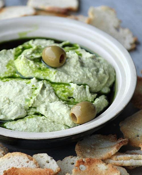 Pesto hummus with crispy bread