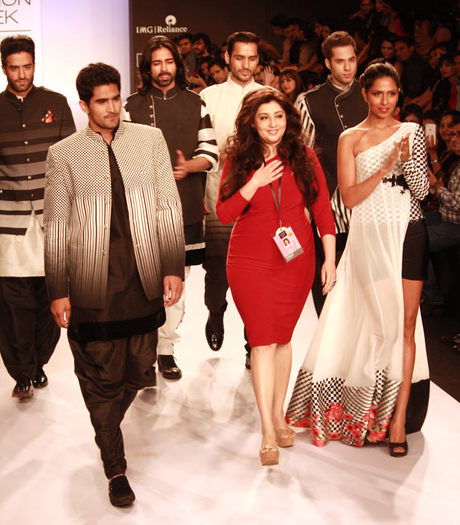 Vijender Singh with designer Archana Kochhar taking a bow