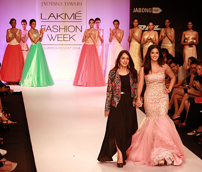 Sunny Leone struts the ramp along with designer designer Jyotsna Tiwari