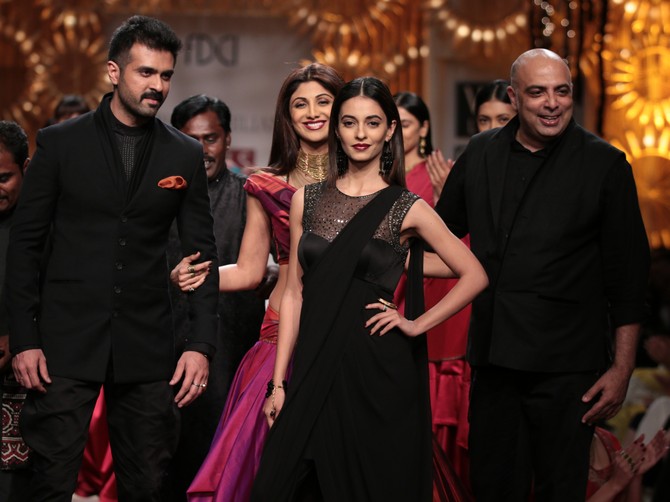 The showstoppers pose with Tarun Tahiliani 