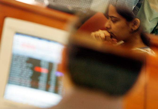 Stock brokers engage in trading at a firm in Mumbai April 2, 2007. Indian shares fell 4.7 percent on Monday to their lowest close in two weeks after an unexpected interest rate increase rattled investors and triggered a sell-off across sectors led by banks and software services.