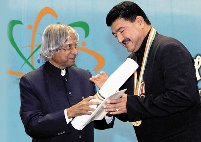 Former president of India A P J Abdul Kalam honours BR Shetty with the Pravasi Bharatiya Samman in 2007