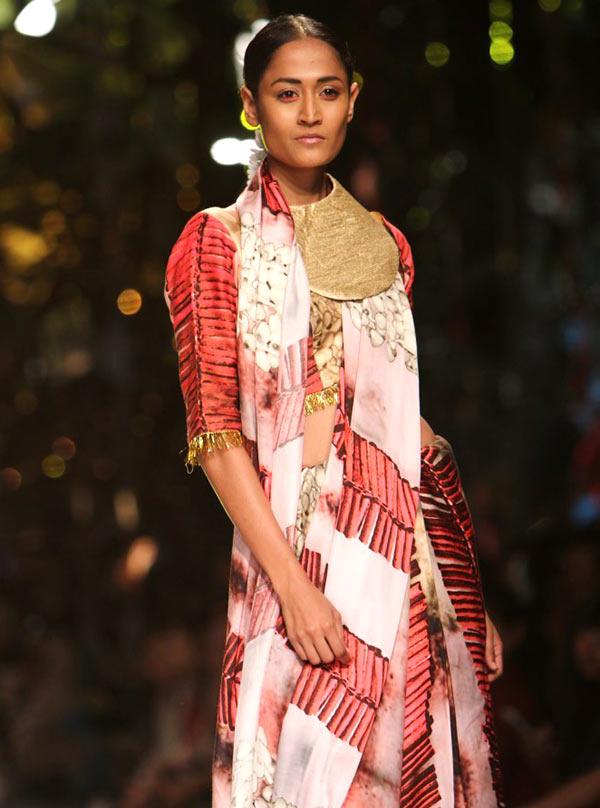 Sari beauties at India Fashion Week