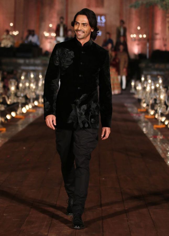 Arjun Rampal walks the ramp for Rohit Bal at Wills India Fashion Week.