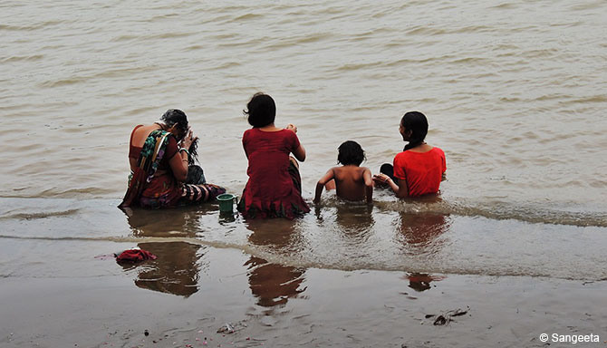 Tourists bathing on the ghats at Maheshwar