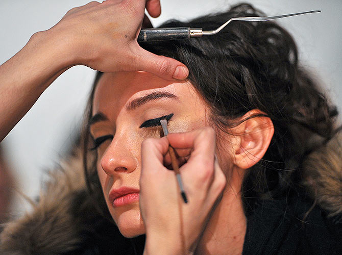 Applying eyeliner may cause vision problems Get Ahead