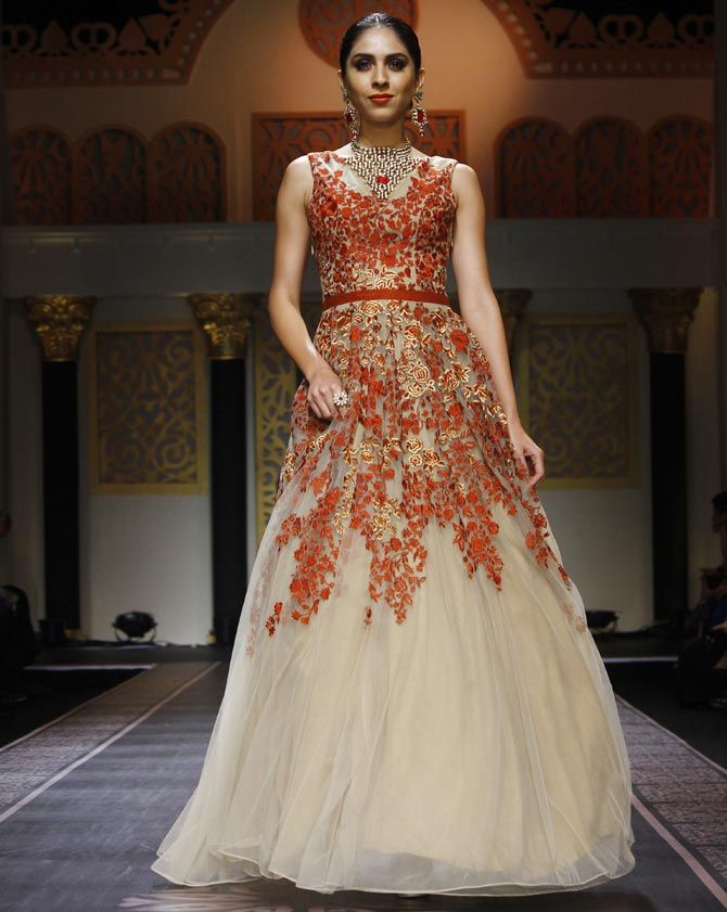 A model wearing a Shaina NC collection at IIJW 2015