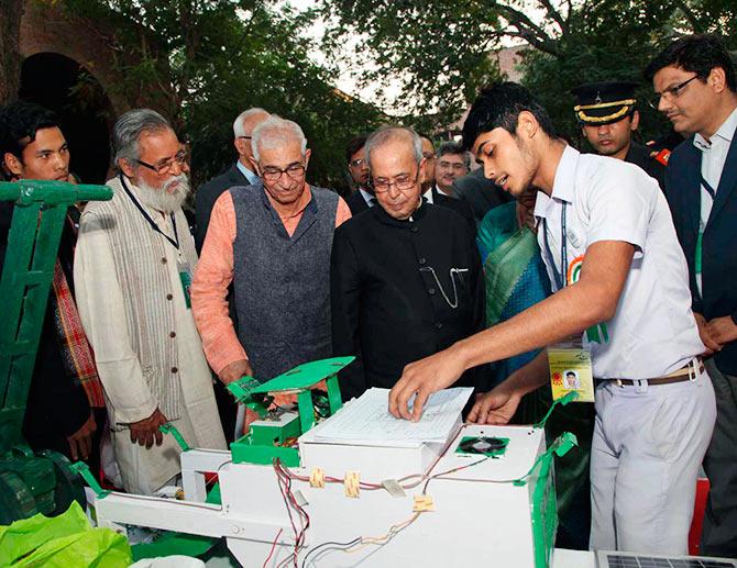 Pranab Mukherjee interacts with a young innovator