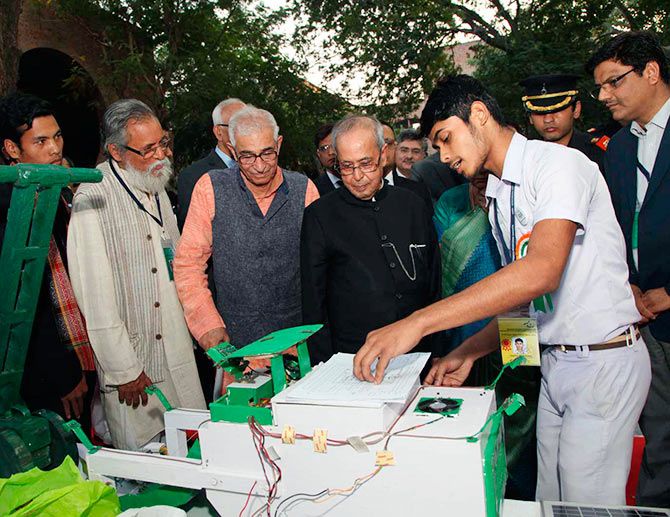 Pranab Mukherjee interacts with a young innovator