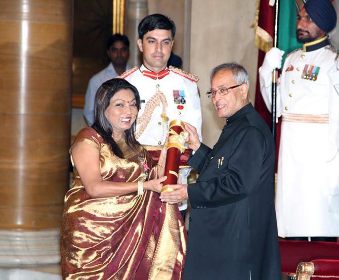 Kalpana Saroj receives the Padma Shree from President Pranab Mukherjee