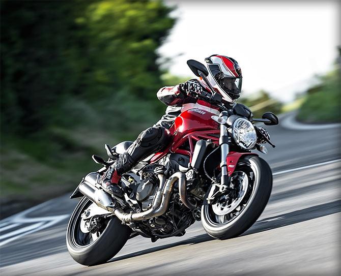 Ducati Monster 821 vs Kawasaki Z800