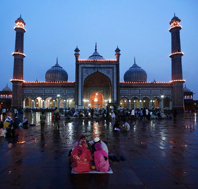 A Muslim family have their iftar (breaking of fast) meal on the last day of the holy fasting month of Ramzan in India, at the Jama Masjid (Grand Mosque) in the old quarters of Delhi 