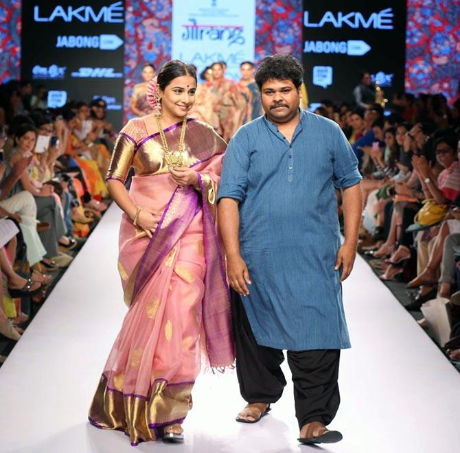 Vidya Balan catwalks for Gaurang Shah. 