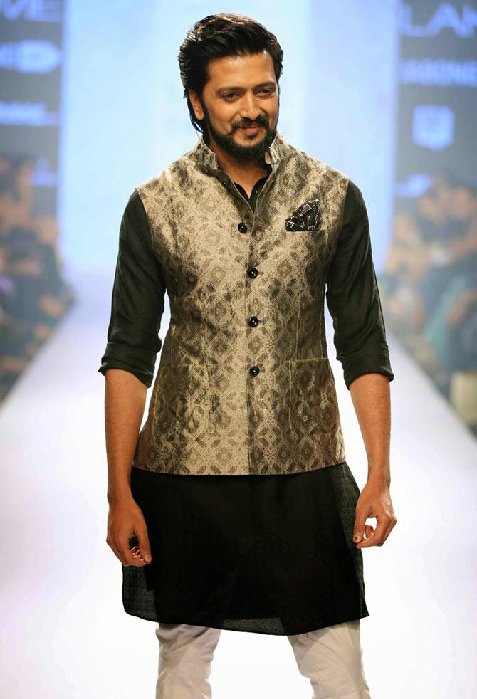 Riteish Deshmukh walks the ramp for Raghavendra Rathore.