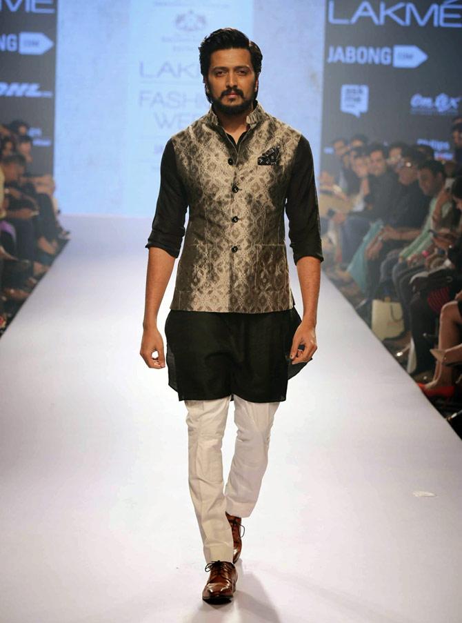 Riteish Deshmukh walks the ramp for Raghavendra Rathore.