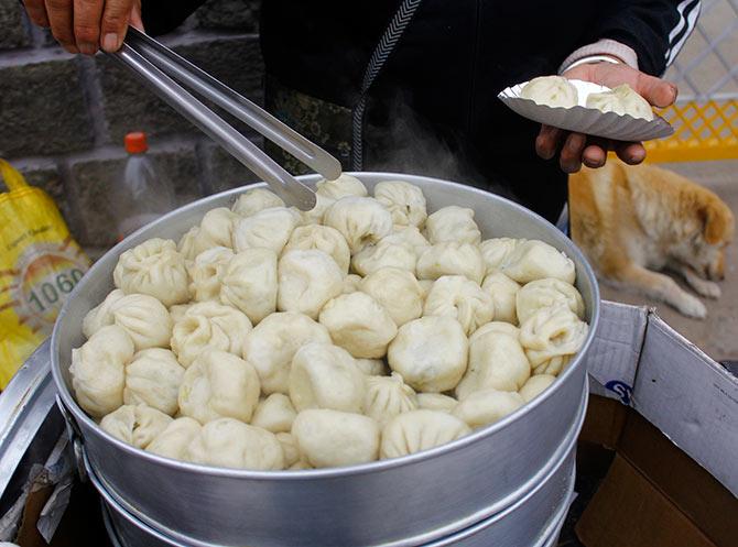 A momo vendor in McLeodganj