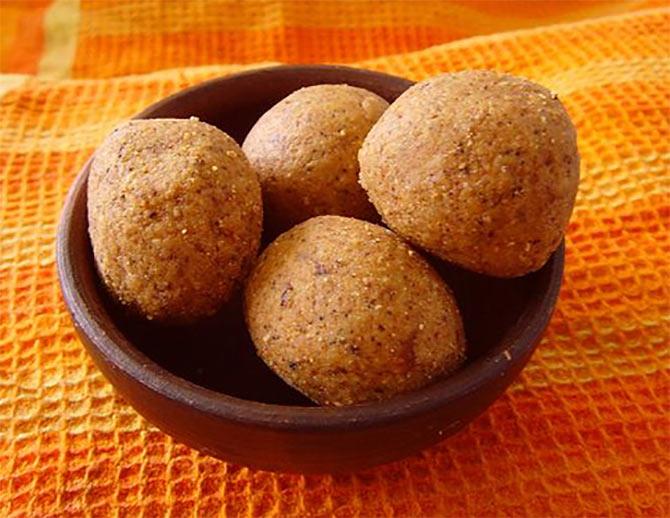 Besan ka laddoo