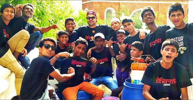Dharavi Rocks is a joint educational project between blueFROG and Acorn Foundation, an NGO working for the welfare of slum children and waste collectors.