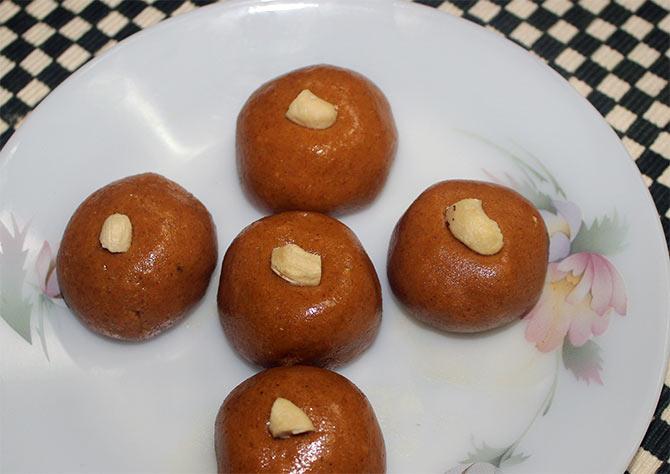 Besan ladoo