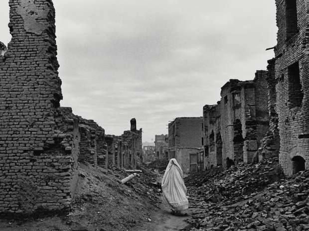 Ruins of Kabul, Afghanistan, from civil war by James Nachtwey in 1996 (© James Nachtwey, Courtesy MAP / Tasveer)