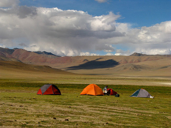Set up an outdoor camp in Ladakh, India