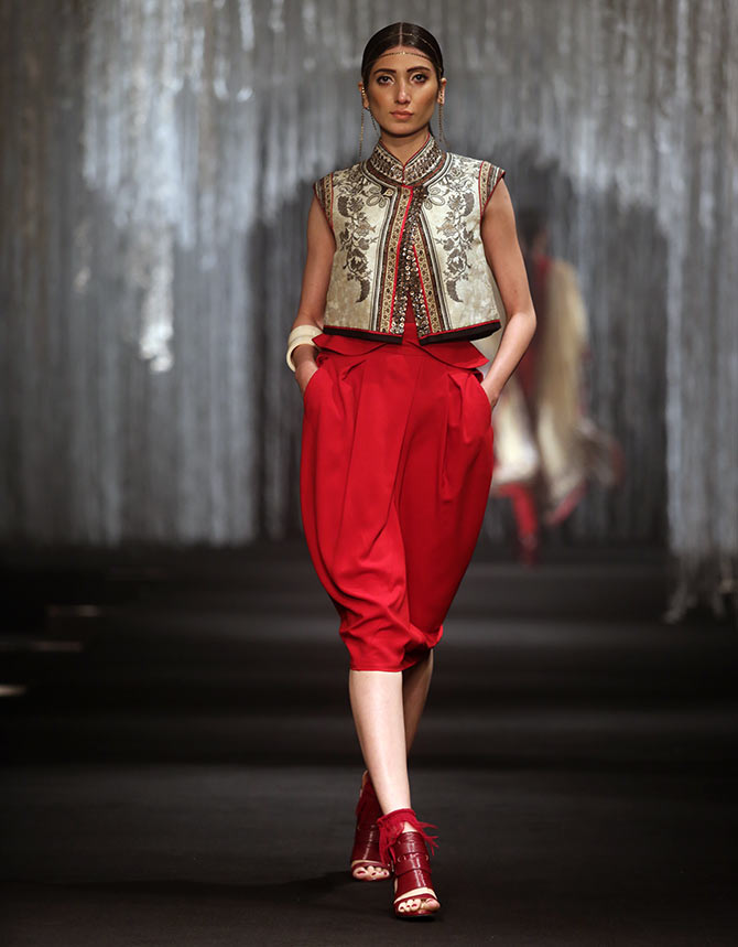 She's HOT! Katrina Kaif catwalks for Tarun Tahiliani - Rediff.com Get Ahead
