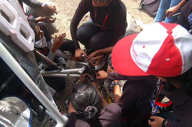 It's all about team work and bonding. And it was visible at all the pits where vehicles were overhauled or repaired.