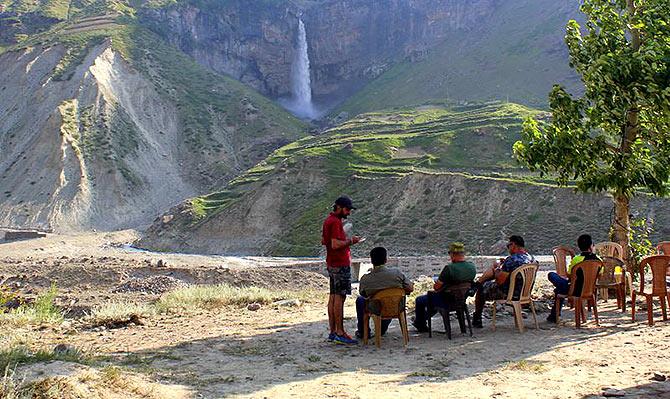 Lunch by Sissu waterfall