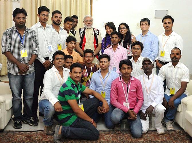 Prime Minister Narendra Modi with Temsutula Imsong and other  Sakaar volunteers