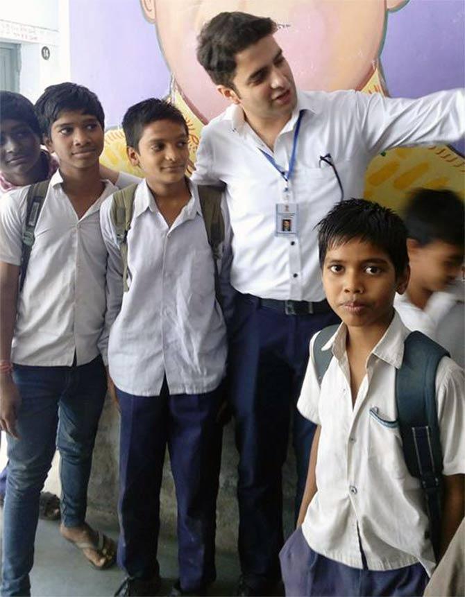 Athar Aamir, who came 2nd in this year's civil services entrance exam, interacts with students at his alma mater. Photograph: Umar Ganie