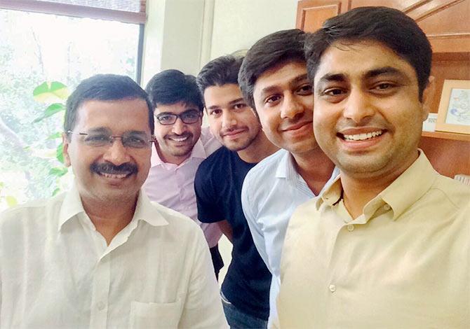 Jasmeet meets Delhi Chief Minister Arvind Kejriwal with his friends Nishant, Vatsalya and brother Tejhbir. 