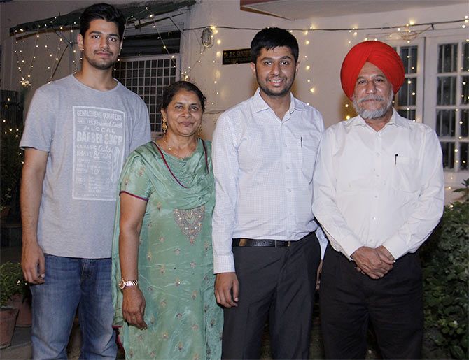 Jasmeet (second from right) with brother Tejhbir, mother Surinder and father Jeet Singh Sandhu (from left to right) poses for a family picture.