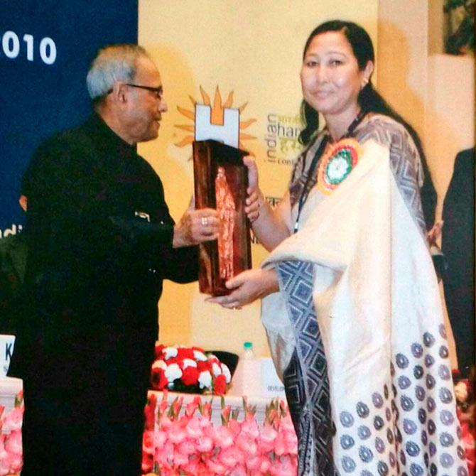 Anuradha Kuli winning the National Award 