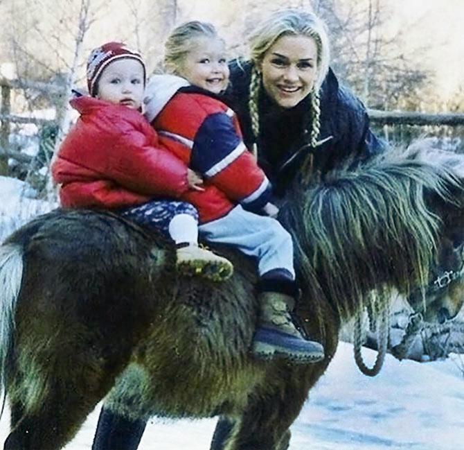 Bella and Gigi with their mother