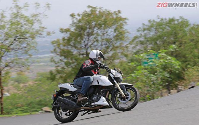 Bajaj Pulsar NS 200 against the TVS RTR 200