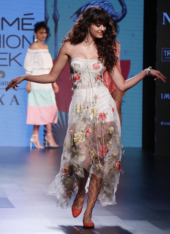 Disha Patani Ritu Kumar Lakme Fashion Week