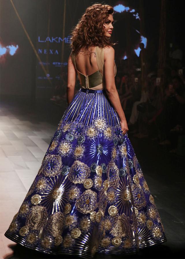 Esha Gupta hot photo Lakme Fashion Week