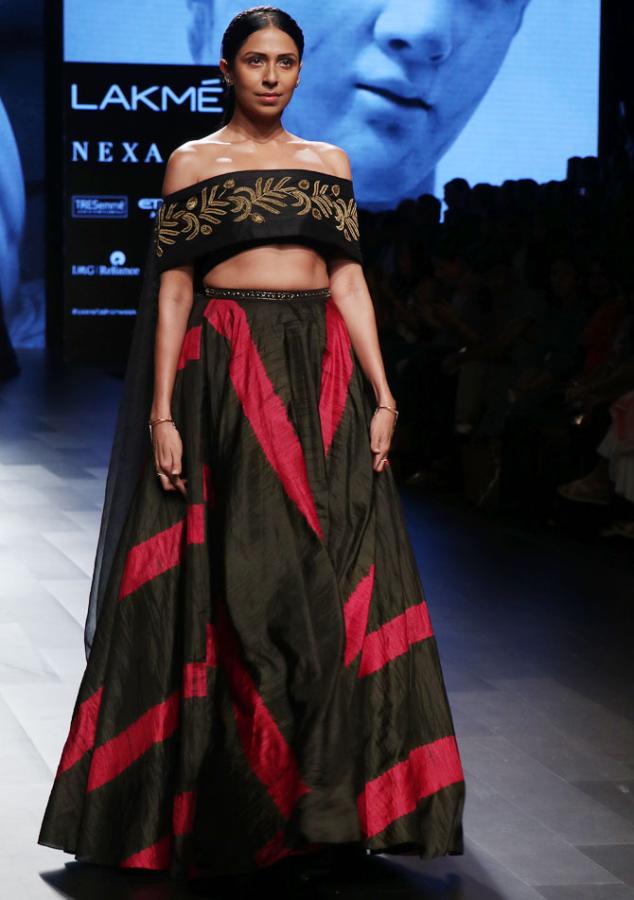 Saiyami Kher Nachiket Barve Lakme Fashion Week