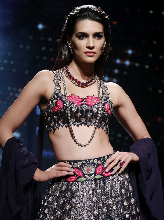 Kriti Sannon showstopper Arpita Mehta at Lakme Fashion Week