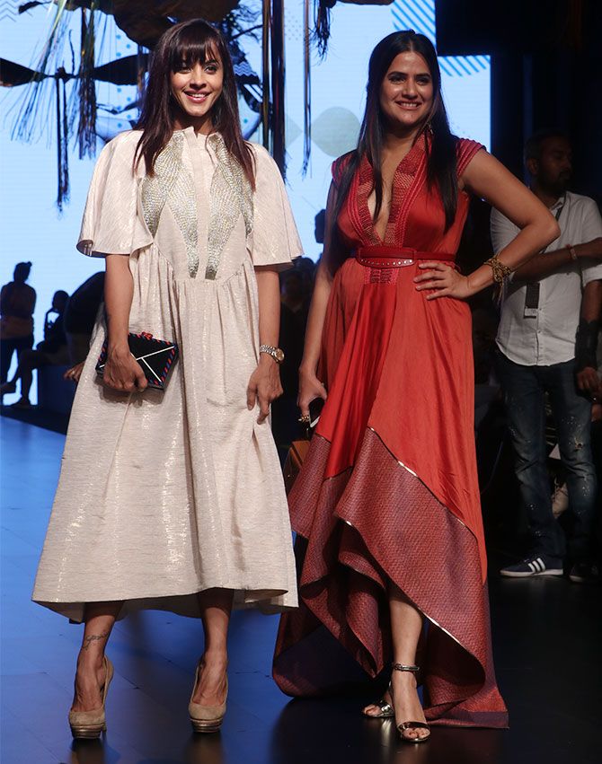 Singers Mansi Scott and Sona Mohapatra picked flowy gowns.