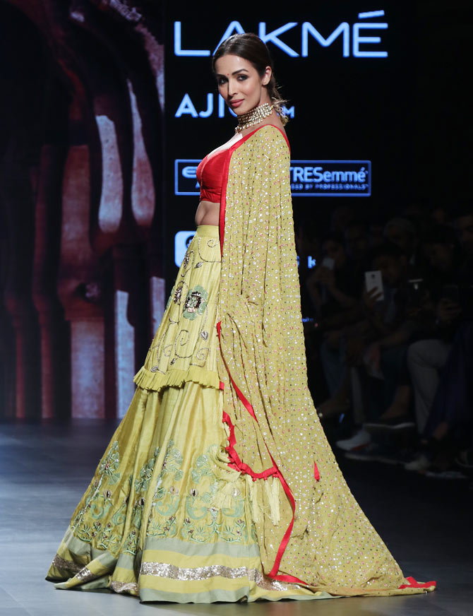 Shilpa Shetty walks the ramp for Divya Reddy at the Lakme Fashion Week 2015  Pictures | nowrunning
