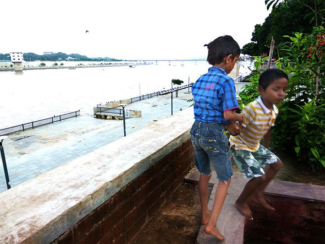 Children playing on the banks of Sabarmati river