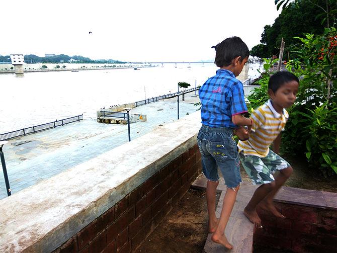 Children playing on the banks of Sabarmati river