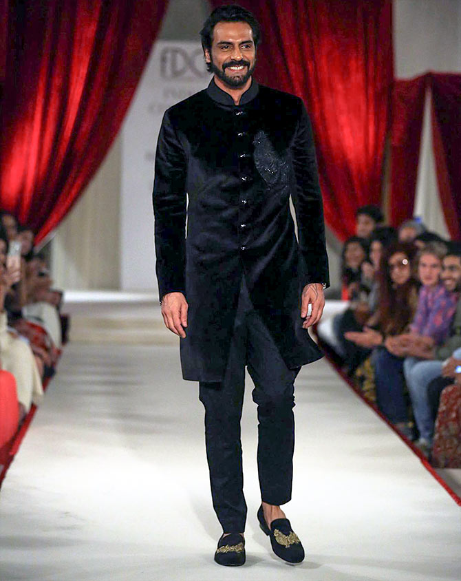 Ranveer Singh looked dapper in a Rohit Bal outfit, a black
