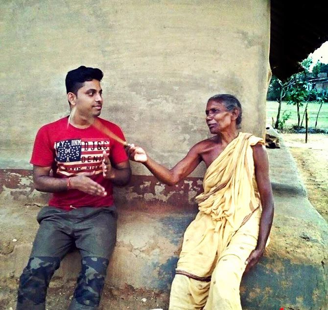 Vikash interacts with a tribal woman. 