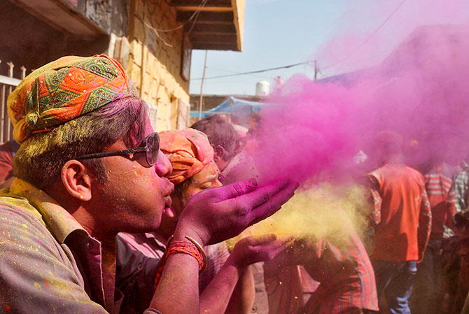 Portrait Happy Young Girl Festival Colors Holi Girl Posing Celebrating  Stock Photo by ©DipakShelare 371191696