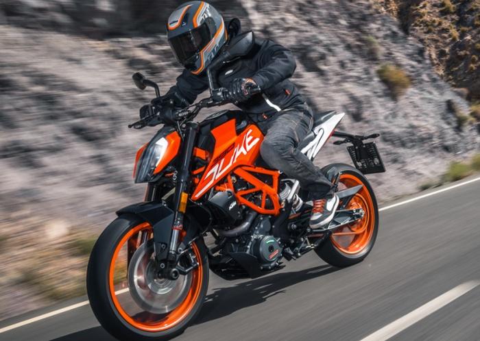 Dominar 400 vs KTM 390 Duke