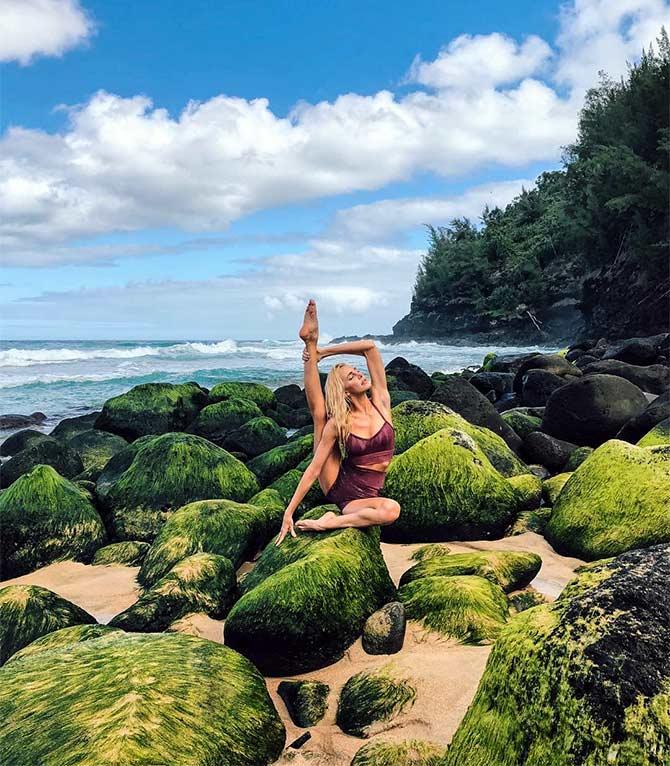 Photos! This globetrotter practices yoga in the most unlikely places ...