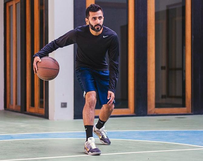 Anand Ahuja fixes his wife Sonam Kapoor's shoe at a fancy event