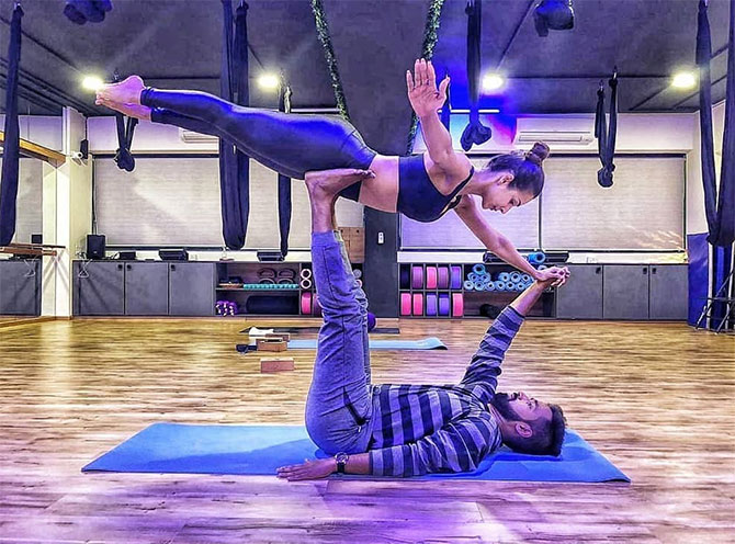 Malaika Arora nails jaw-dropping yoga pose. Arjun Kapoor hearts her new pic